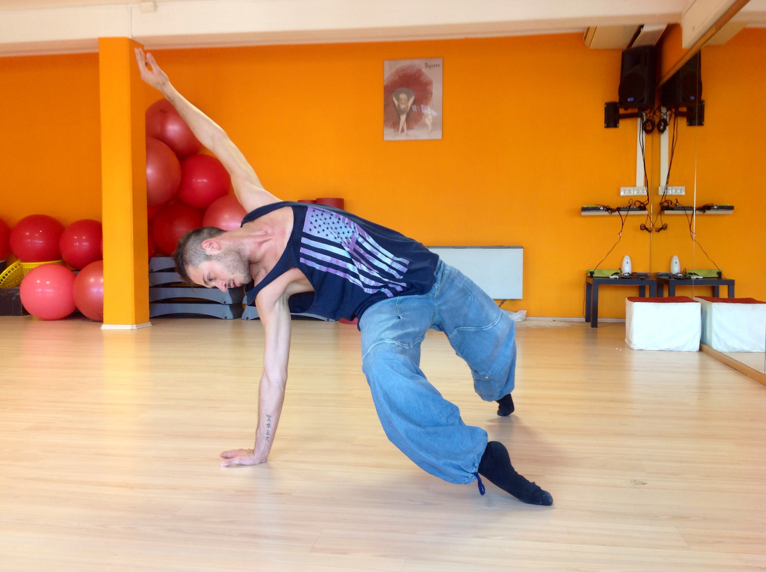 La forza e l’energia senza la gravità: Marco Virgili e la scuola di danza Vertycal